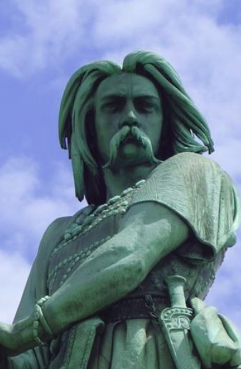 Vercingétorix, né aux environs de -80 sur le territoire des Arvernes (actuelle Auvergne, et mort à l'automne -46 à Rome, est un chef et roi des Arvernes. Il fédère une partie des peuples gaulois dans le cadre d'une révolte contre les forces romaines au cours de la dernière phase de la guerre des Gaules de Jules César. Vercingétorix, né aux environs de -80 sur le territoire des Arvernes (actuelle Auvergne, et mort à l'automne -46 à Rome, est un chef et roi des Arvernes. Il fédère une partie des peuples gaulois dans le cadre d'une révolte contre les forces romaines au cours de la dernière phase de la guerre des Gaules de Jules César.